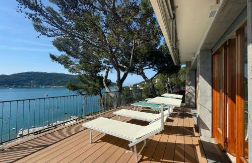 Modern and Elegant apartment with a spacious sea view terrace overlooking Palmaria Island Bright designer interiors Fully equipped Up to 6 guests Private parking Aircon All the comforts for a perfect stay - Foto 51