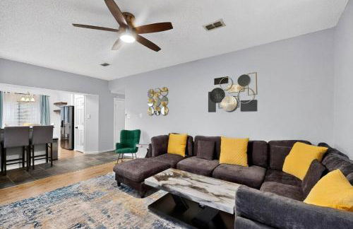 Newly updated 5BR/2.5BA w/pool sleep 16 ppl• - Photo 16