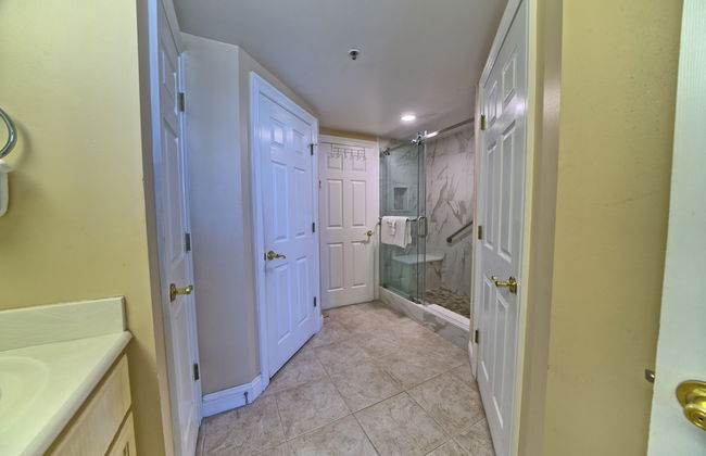 Beautiful Beachfront Condo with Pool View - Unit 0203 by RedAwning - Foto 34