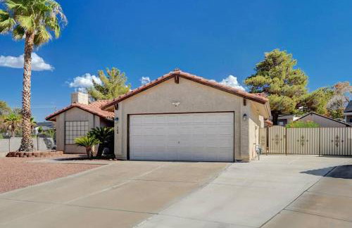 Cozy Getaway with King Bed, BBQ & Spacious Backyard - Photo 11