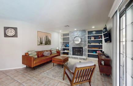 Beautiful Modern Home with Pool in Prime Strip Location - Foto 9