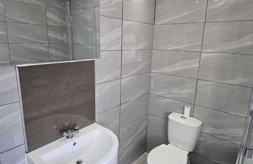 House - Sleeps 8 - Garden - Short Walk to Station - Foto 28