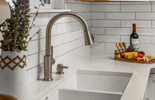 Cozy Riverfront Cabin with Fireplace & Deck - Foto 23