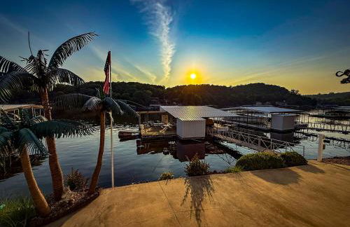 Lakefront-4BD3BA-Sleeps 12PP - Photo 2