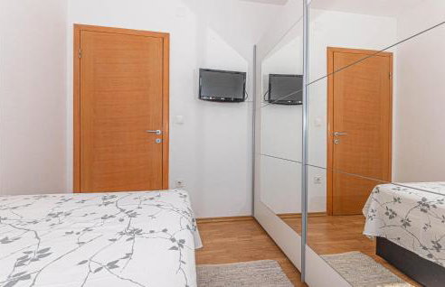 Awesome Home In Ruzic With Jacuzzi - Foto 31