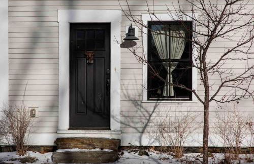 Entire Enchanting, Light-Filled 1830 Farmhouse - Foto 70