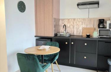 La longère du Moulin, logement T2 indépendant tout équipé avec cuisine, parking individuel avec portail, salon de jardin, belle grande chambre - Foto 17