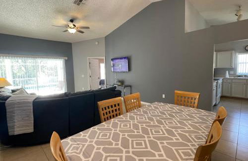 3 Bedroom Villa with Poolside Cinema and Games Room Close to theme Parks sleeps 6 - Photo 6