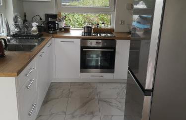 Dom nad jeziorem z prywatnym pomostem i linią brzegową - Foto 17