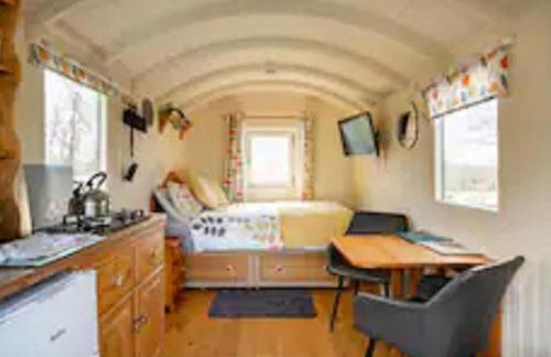 Charming tranquil Shepherds Hut with lakeside balcony 'Roach' - Foto 42