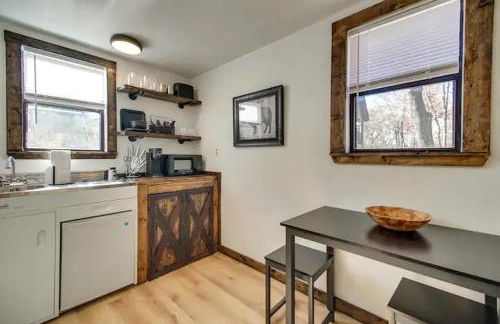 Serene Woodland Studio Retreat with Outdoor Amenities, Near Fishing, Hiking & Gentry, AR - Foto 11