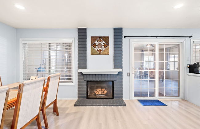 Spacious Family Retreat w Garden Modern Comfort - Photo 33