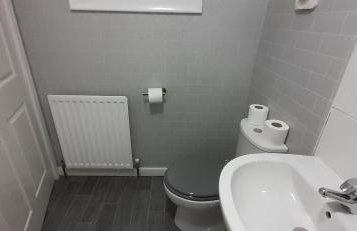 Ladbury House in Walsall near M6, Walsall Uni and Hospital, with free parking and easy access to Birmingham city centre and West Bromwich, only 20 mins to NEC and Birmingham airport, 15 mins to Villa Park, Great for contractors! - Foto 13