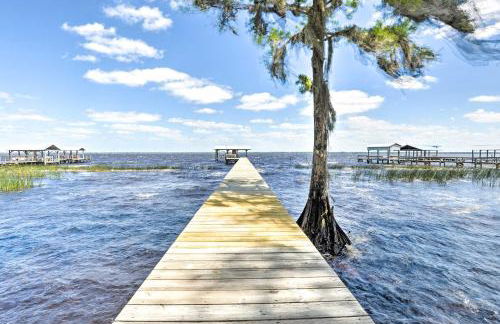 Renovated Crescent Lake Escape with Waterfront Deck! - Foto 1