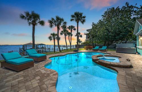 Game Room Theater Luxurious Waterfront Retreat - Photo 1
