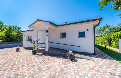 Villa Pavicini - with heated pool - Photo 8