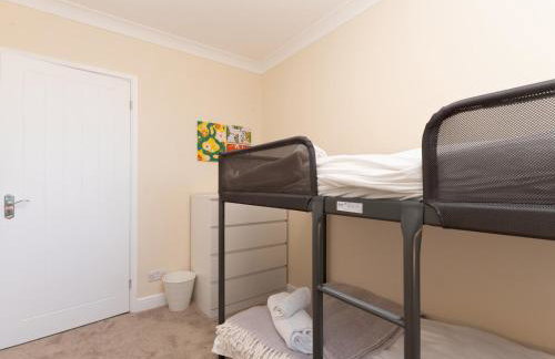 Pass the Keys Stunning Spacious Chessington Gem with Parking - Photo 37