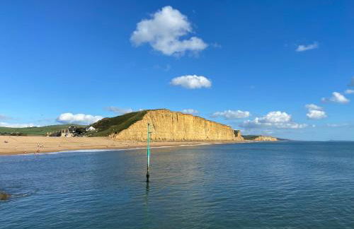 No 3, apartment in the heart of Bridport, Dorset - Photo 41