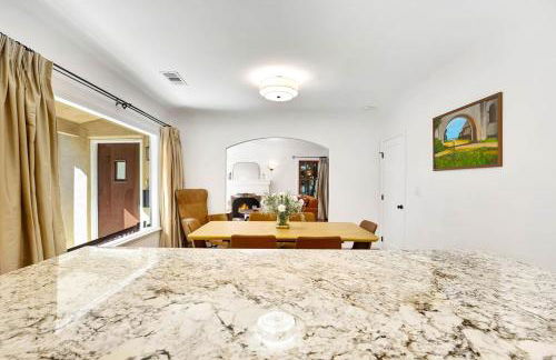 Charming 2BR 2BA Los Angeles Home with Character - Foto 6