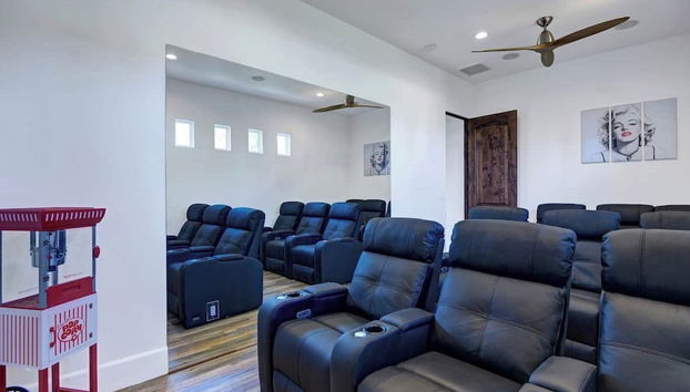 Movie Theater, Game Room, Pool, Hot Tub, & Views Villa Toscana by Avantstay - Foto 5, Interior