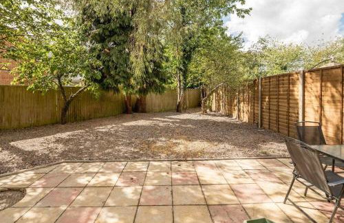 Family-Friendly 3-Bed House with Huge Garden - Foto 18