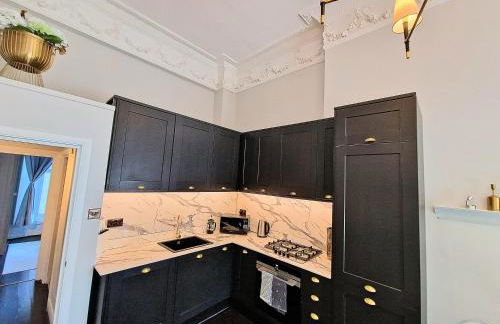 Stunning Hyde Park Home with Private Balcony & Lift Elevator Access - Foto 18