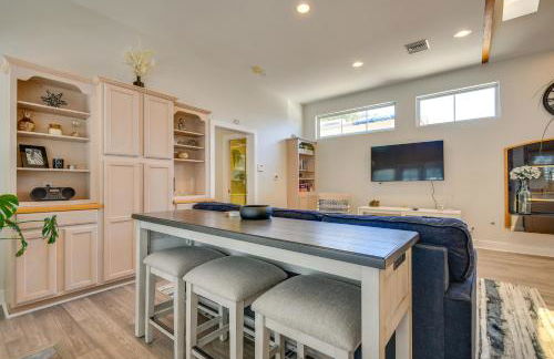 Luxe Pasadena Casita with Fireplace and Grill - Photo 8