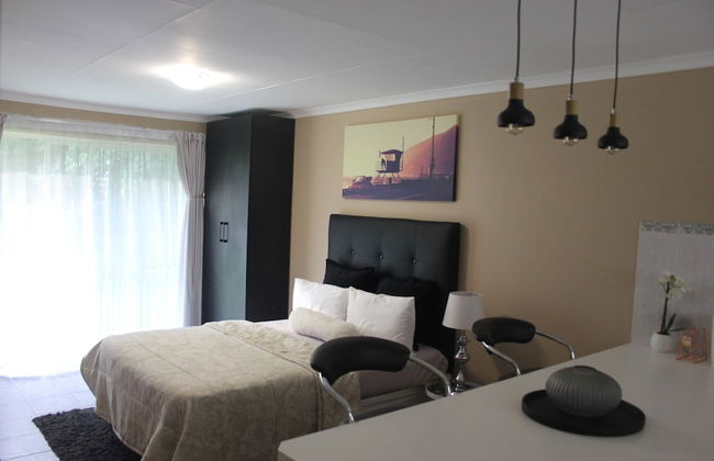 Chic & Serene 1-Bed Haven in Roodepoort - Photo 11