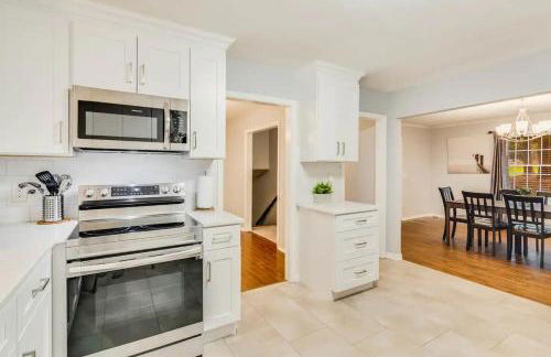 Spacious 5BR Retreat Sleeps 12,Large Deck - Foto 26