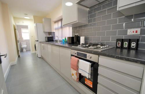 Hastings Manor - Free Netflix, Parking, WiFi & Private Garden - Foto 5