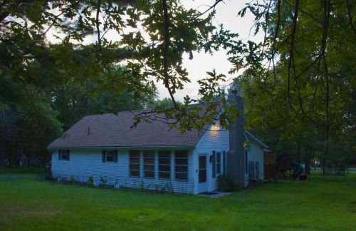 Cozy Pocono Home with a Hot Tub, Fire pit, Karaoke, Games and more! - Foto 21