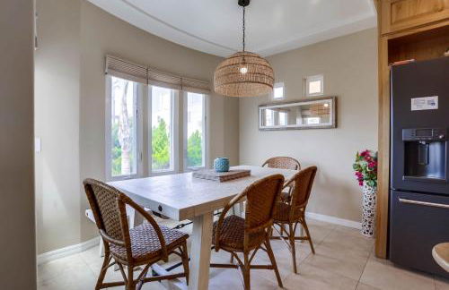 Stunning Ocean View Home w Rooftop Terrace, Firepit, Fast Wifi, AC & Parking! - Foto 6