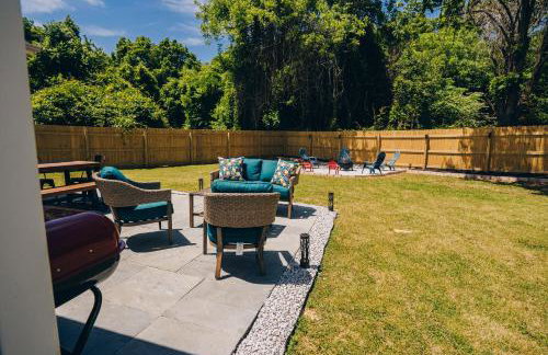 City Retreat - 4 Bedroom Oasis with King & Private Yard near Downtown - Foto 22