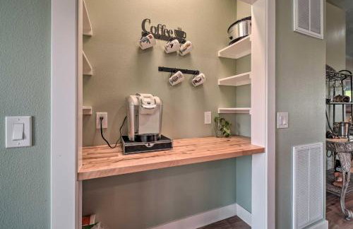 Modern Retreat with Deck Walk to White River! - Foto 11