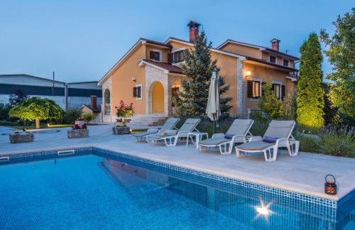 Villa Ritoša, a beautiful pool villa surrounded by greenery - Photo 6