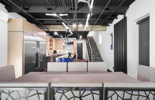 NEW Luxury Concrete Home Just Minutes from the Beach - Foto 17