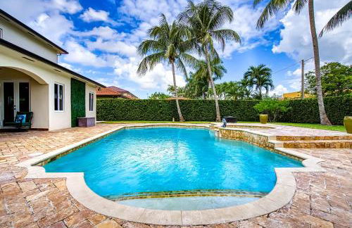 Luxury Tropical Living , 4BR w Backyard Pool Oasis - Foto 42