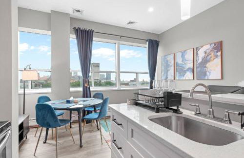 1BR • City Views • Queen + SofaBed • WiFi & 2 TVs - Photo 2