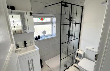 Spacious, cosy & stylish 3 Bed Home in Salford, near Trafford Park - Free Parking - Foto 12