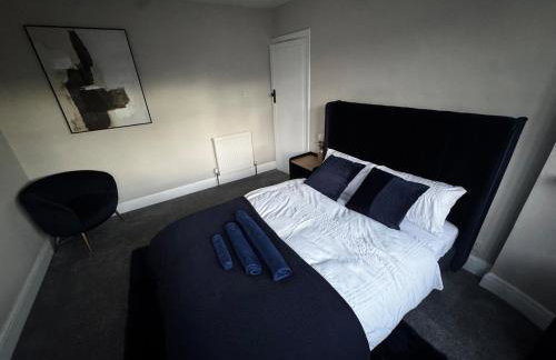 Modern 3-Bedroom House with Private Parking - Photo 3