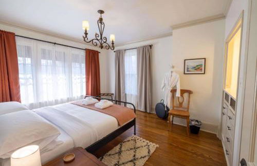 Historic Tudor Home, Heated Pool - Photo 9