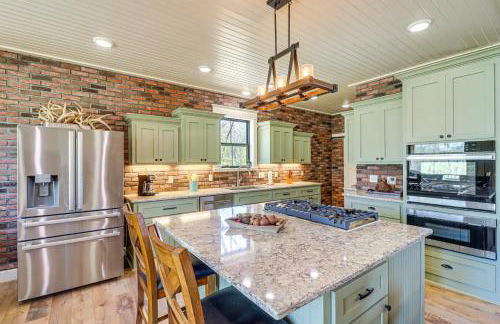 Riverfront Mountain View Cabin with Deck and Grill! - Foto 9