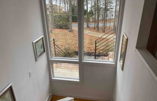 Renovated and Spacious Summer Home with Water View - Foto 7