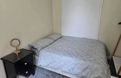 House - Sleeps 8 - Garden - Short Walk to Station - Foto 17