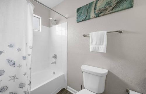 Modern 2BR near Downtown Pool, Gym, Free Parking - Foto 15
