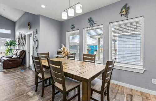 Relax And Sea NEW Luxury Canal-View Escape Gated Community Firepit and Decks - Foto 14