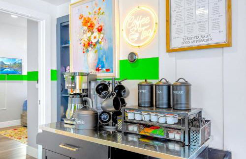 D- Hip & Stylish NoHo Family-Friendly Home near Universal & Hollywood with Patio - Hot Tub - Games - & Parking - Foto 6