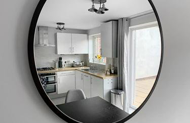 Farnham - 2 Bed House - Parking - Photo 7