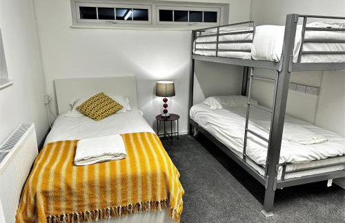 Kennedy Villa - 5 Bedroom House with Hot Tub, WiFi, Free parkings, Close to Bicester Village - Foto 15