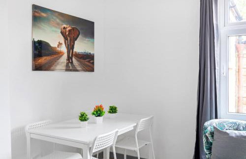 Stanion Luxurious 3 Bedroom Modern House Northamptonshire, Double, Twins, Single, Free Parking, Free Wi-Fi, Pets, Up to 8 Sleeps, 4 Smart TVs - Foto 5